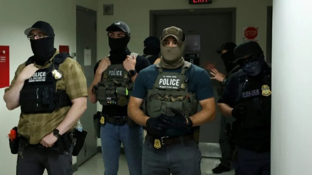 Juez de EE.UU. bloquea arrestos de ICE en tribunales de inmigración de Nueva York