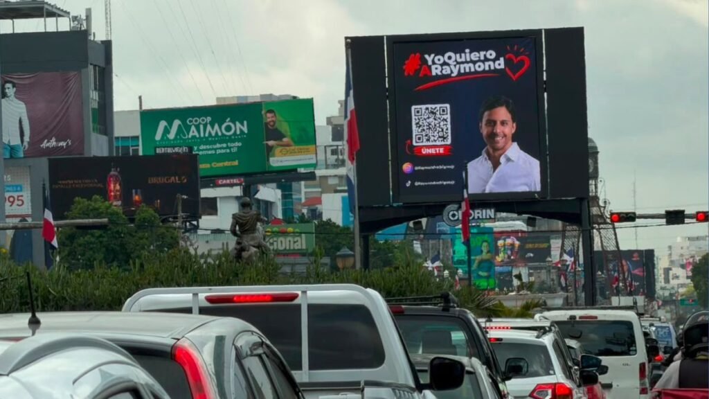 ¿TÚ TAMBIÉN LA VISTE? Las vallas de Raymond Rodríguez generan conversación en Santo Domingo